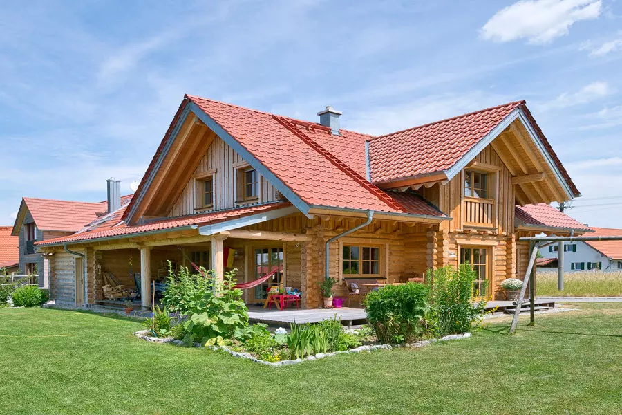 Holzhaus aus massiven Rundbalken "Lingenauber" (Bayern Block GmbH)