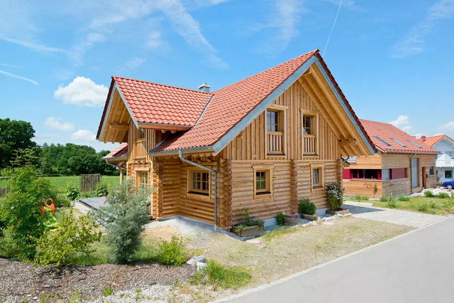 Holzhaus aus massiven Rundbalken "Lingenauber" (Bayern Block GmbH)