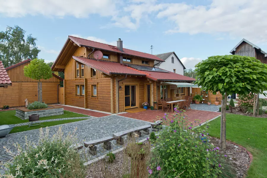 Holzhaus aus massiven Kantholzbalken "Bösshenz" (Bayern Block GmbH)