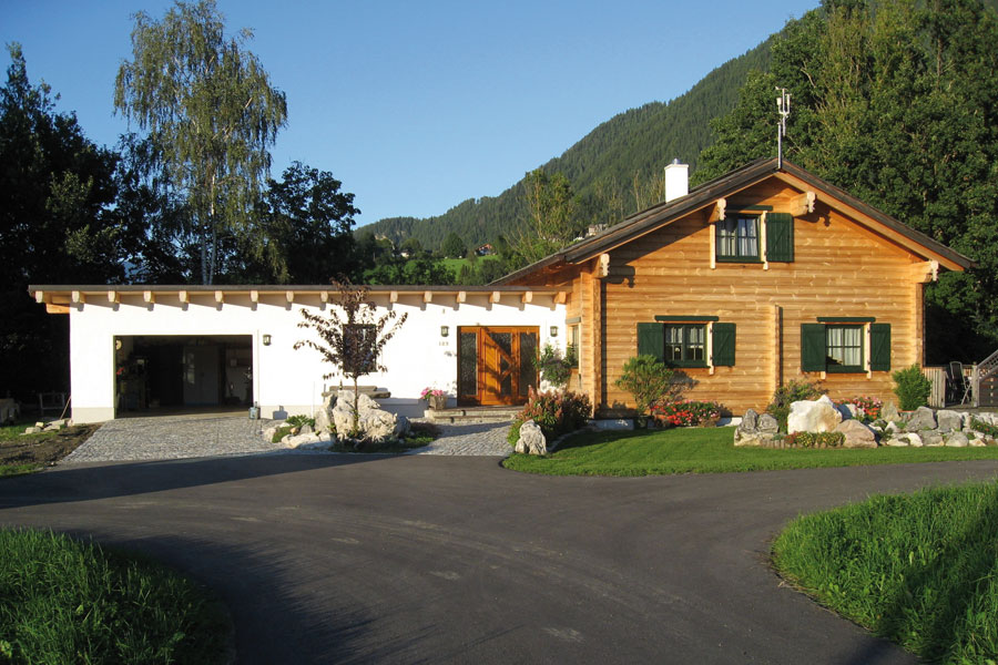 Holzhaus aus massiven Kantholzbalken "Ebenschweiger" (Bayern Block GmbH)