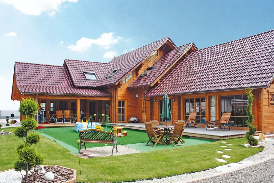 Holzhaus aus massiven Kantholzbalken "Eschmann" (Bayern Block GmbH)