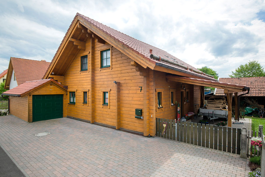 Holzhaus aus Kantholzbalken "Hauerstein" (Bayern Block GmbH)