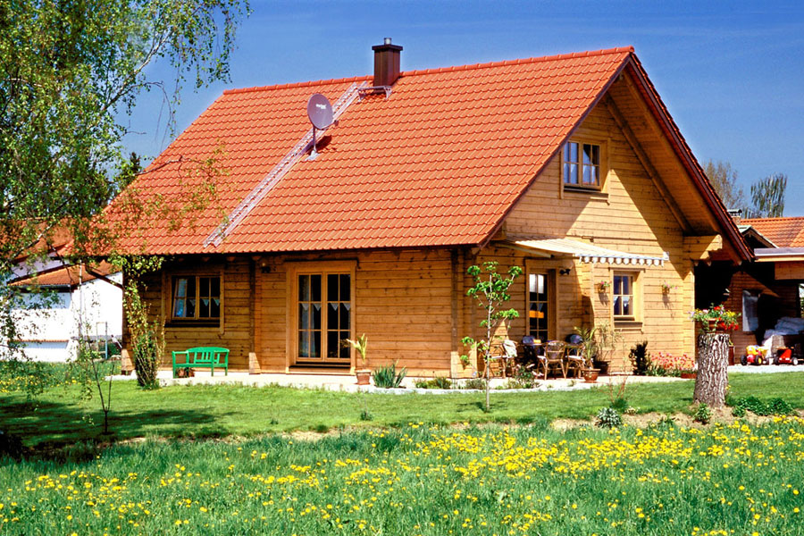 Holzhaus aus massiven Kantbalken "Herrnreiter" (Bayern Block GmbH)
