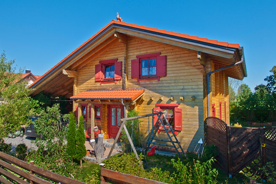 Holzhaus aus massiven Kantbalken "Jüngling"