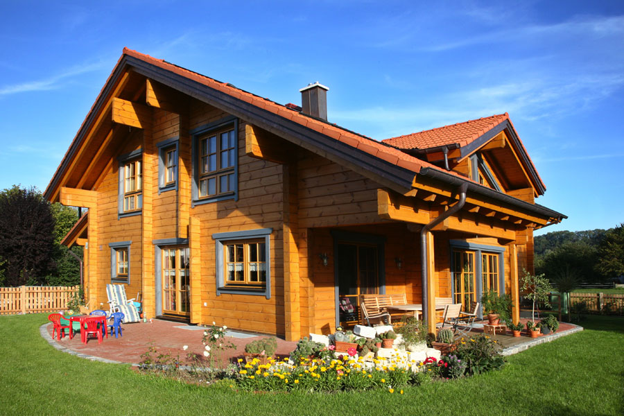 Holzhaus aus massiven Kantholzbalken "Kraiburg" (Bayern Block GmbH)