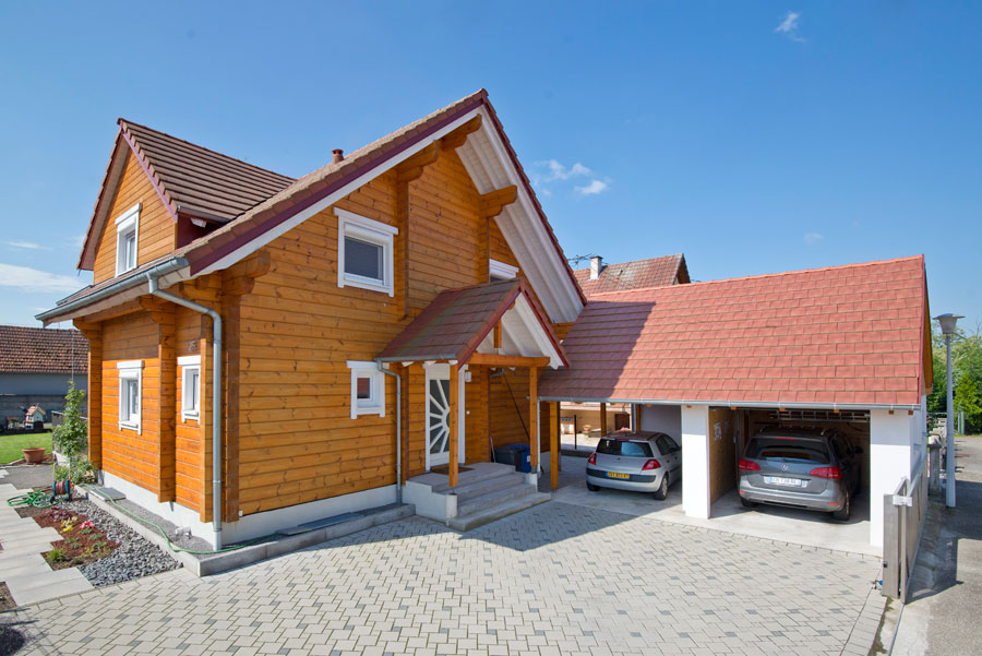 Holzhaus aus massiven Kantbalken "Lengert" (Bayern Block GmbH Frankreich)