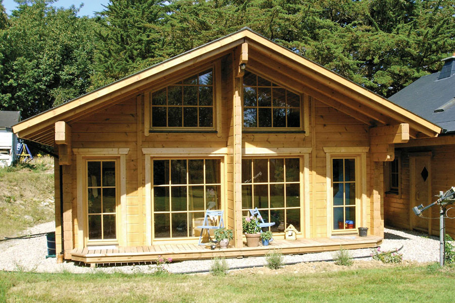Holzhaus aus massiven Kantholzbalken "Levie" (Bayern Block GmbH, Irland)