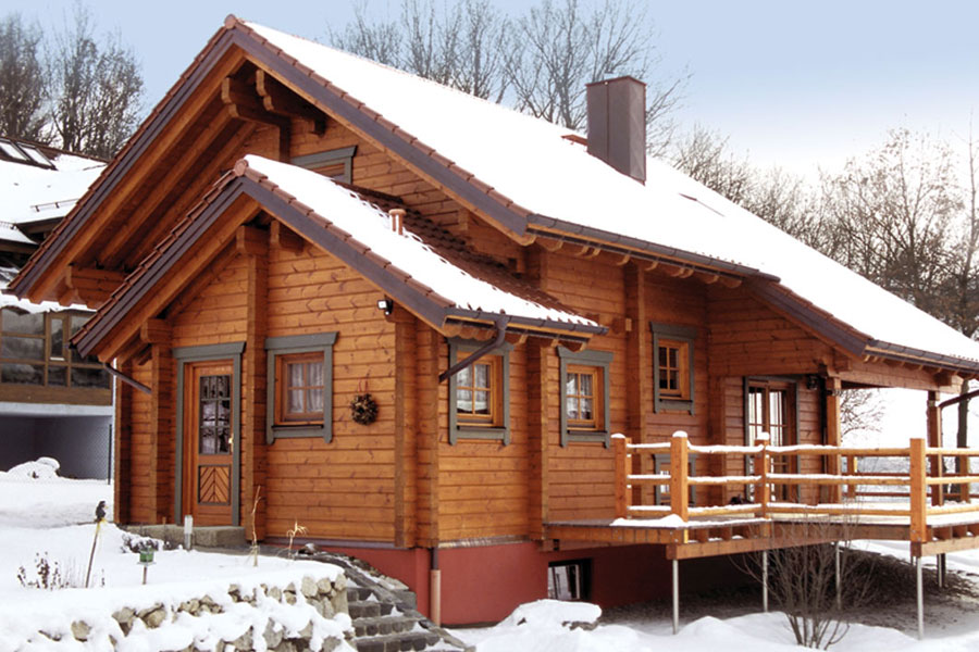 Holzhaus aus massiven Kantholzbalken "Rosenmüller" (BayernBlock GmbH)