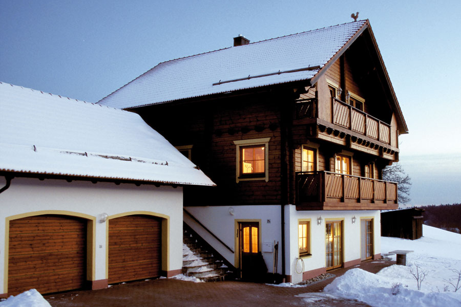 Holzhaus aus Kantholzbalken "Schmidt" (Bayern Block GmbH)