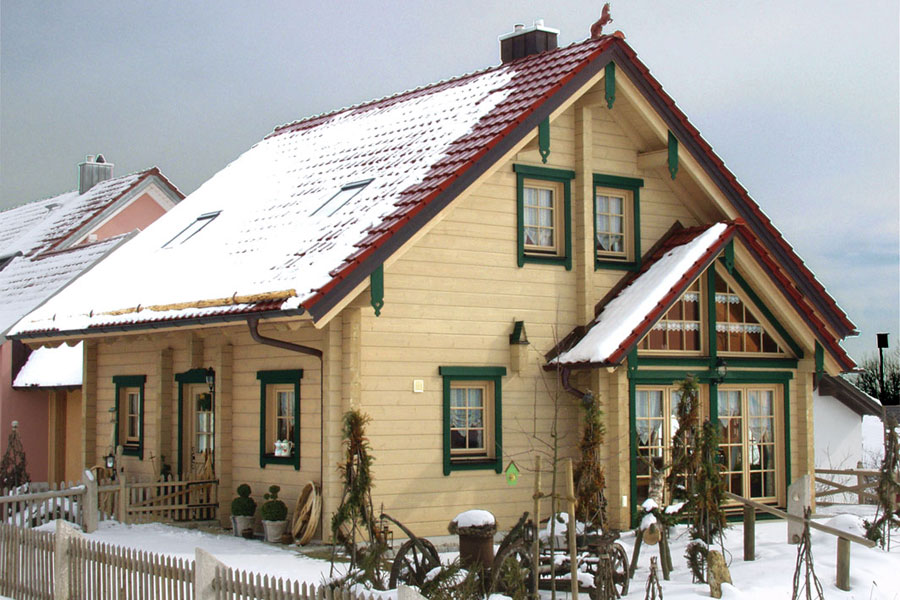 Holzhaus aus massiven Kantholzbalken "Speth" (BayernBlock GmbH)