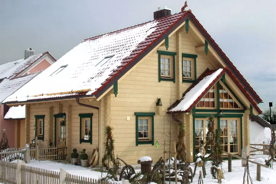 Holzhaus aus massiven Kantholzbalken "Speth" (BayernBlock GmbH)