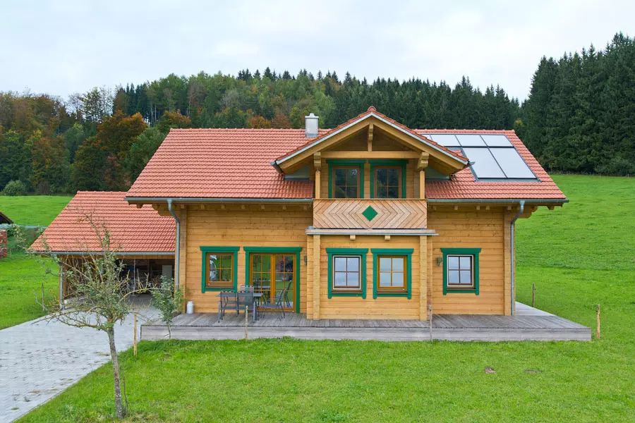 Holzhaus aus Kantholzbalken "Zech" (Bayern Block GmbH)