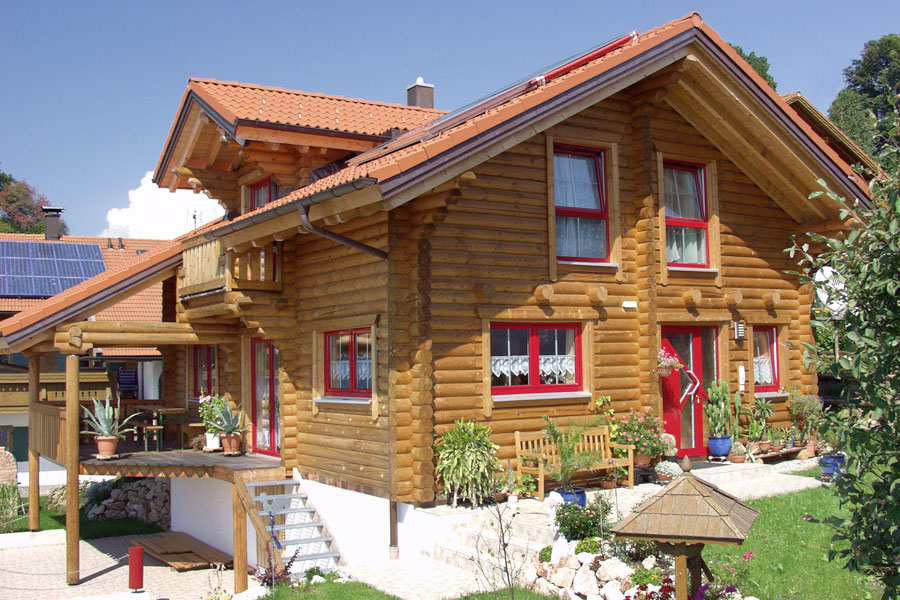 Holzhaus aus massiven Rundbalken "Beer" (Bayern Block GmbH)
