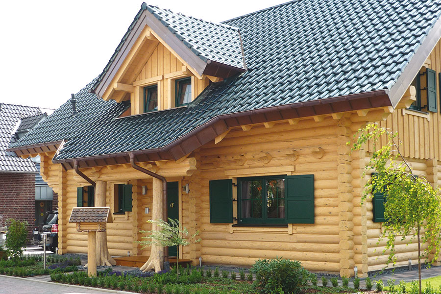 Holzhaus aus massiven Rundholzbalken "Peters" (Bayern Block GmbH)