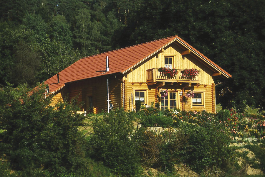 Holzhaus aus massiven Rundbalken "Himmelstoss" (Bayern Block)