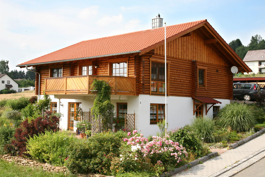 Holzhaus mit Rundbalken-Obergeschoss "Berg" (Bayern Block GmbH)
