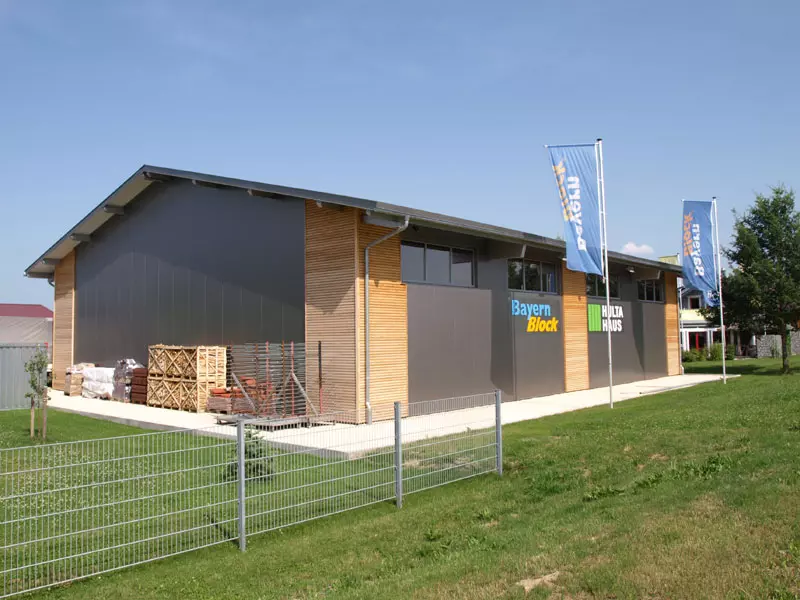 Lagerhalle von Hinten