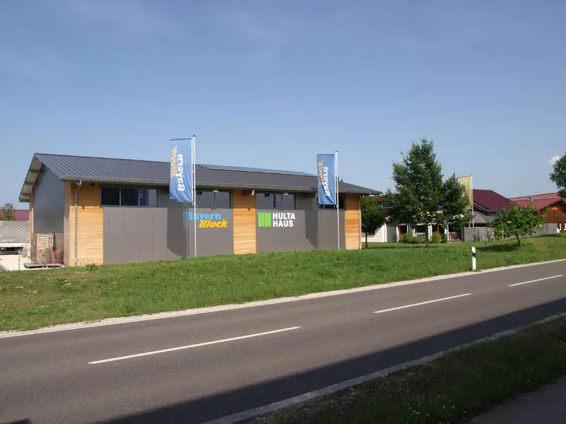 Lagerhalle von Hinten