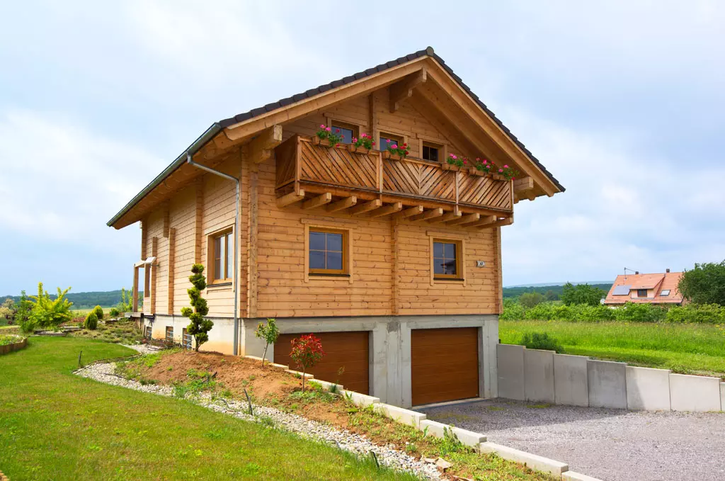 Holzhaus aus massiven Kantbalken "Harter" (BayernBlock GmbH Frankreich)