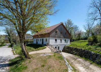 Großes Forsthaus im Grünen