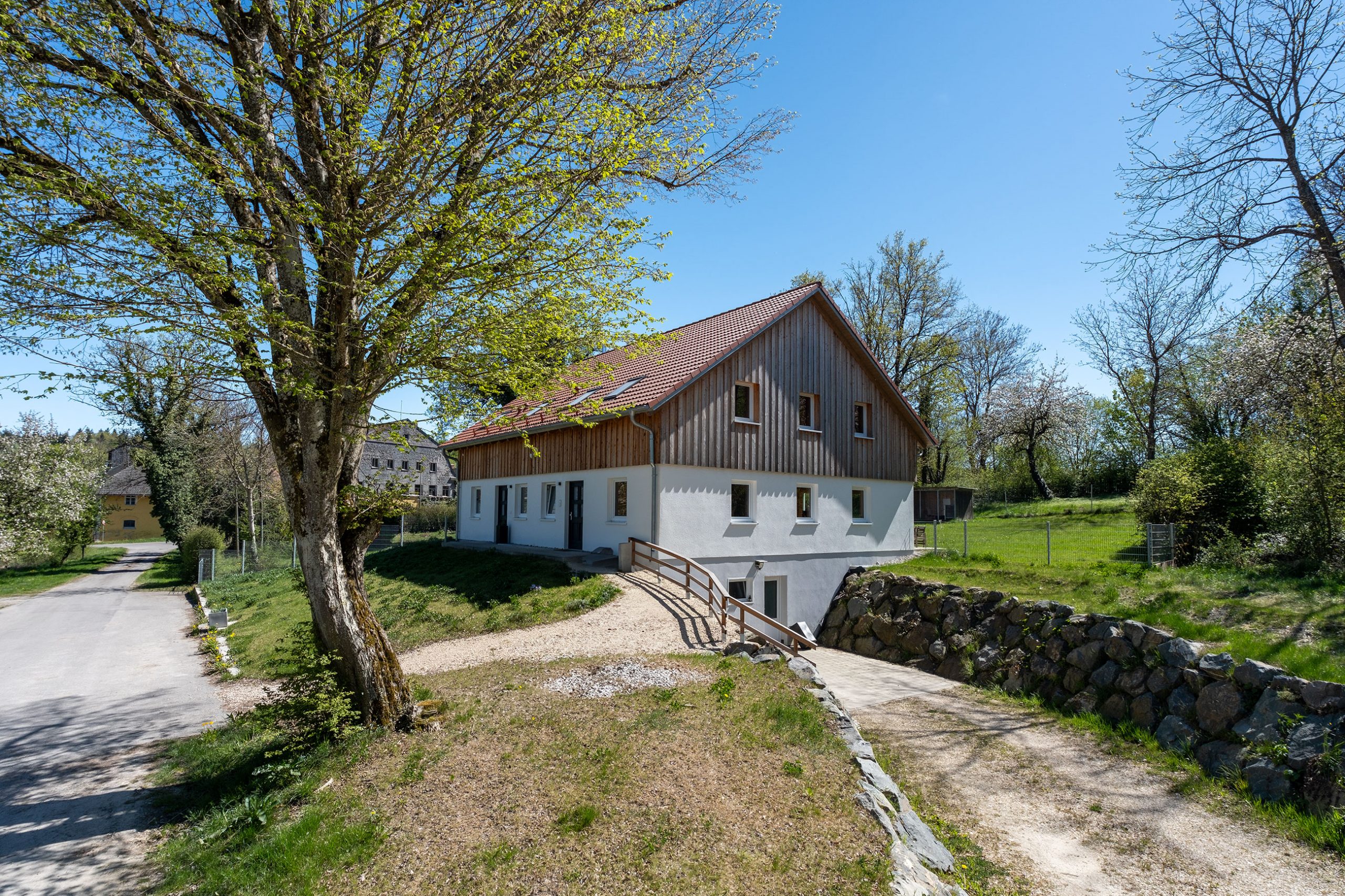 Großes Forsthaus im Grünen