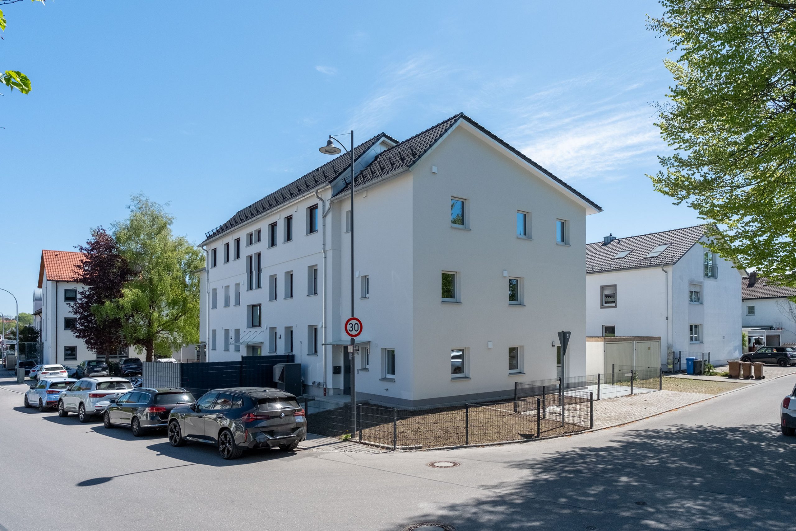 In Holzbauweise wurde an einen Wohnblock angebaut.