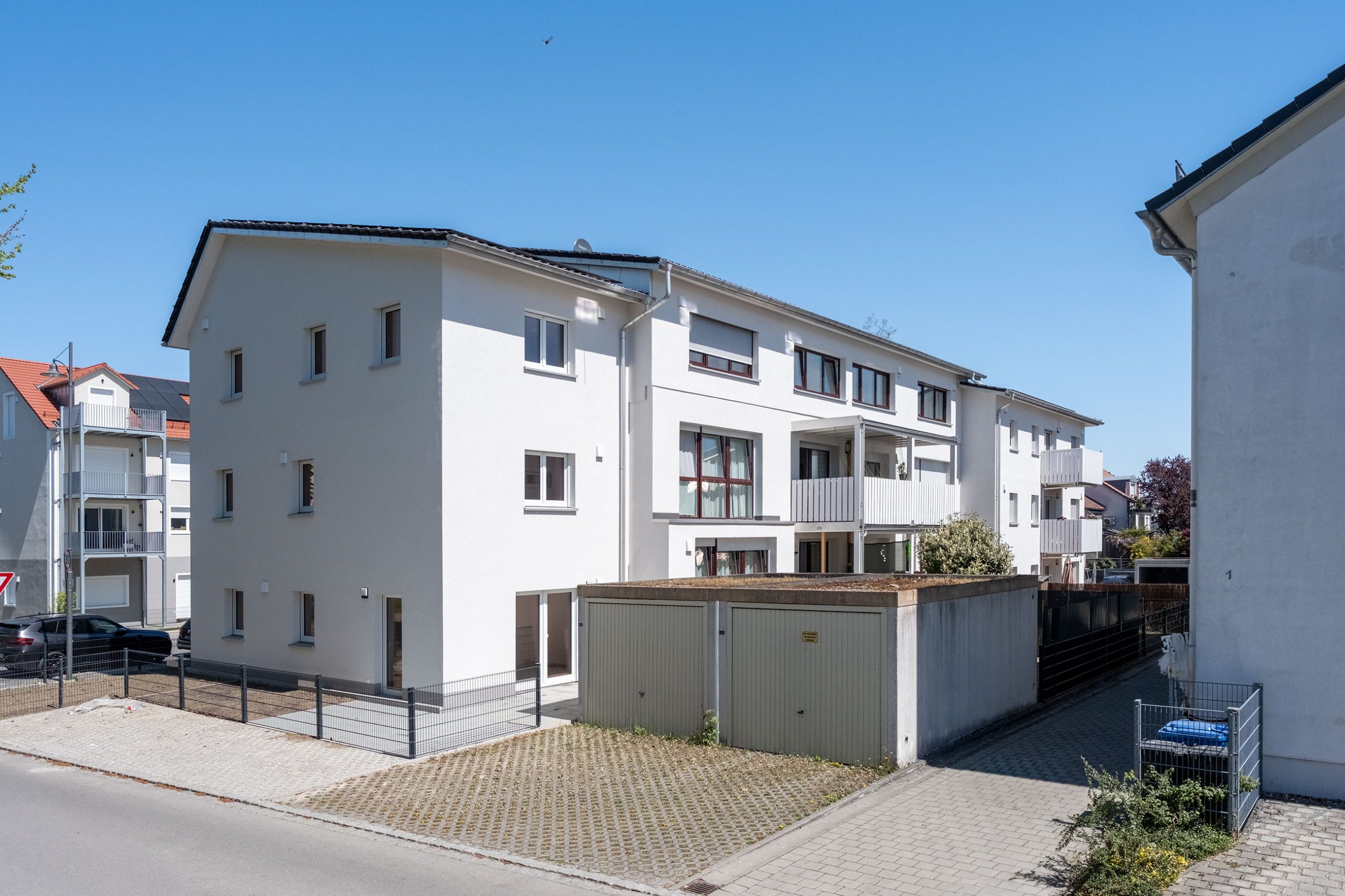 Wohnblock mit neuen Balkonen von der Südseite