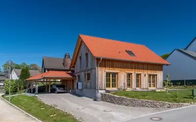 Jubiläumshaus in Natur-Optik