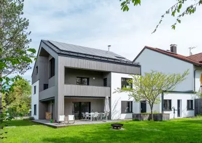 Einfamilien- & Mehrfamilienhäuser: Designer-Holzhaus mit Holzverschalung und Putzfassade