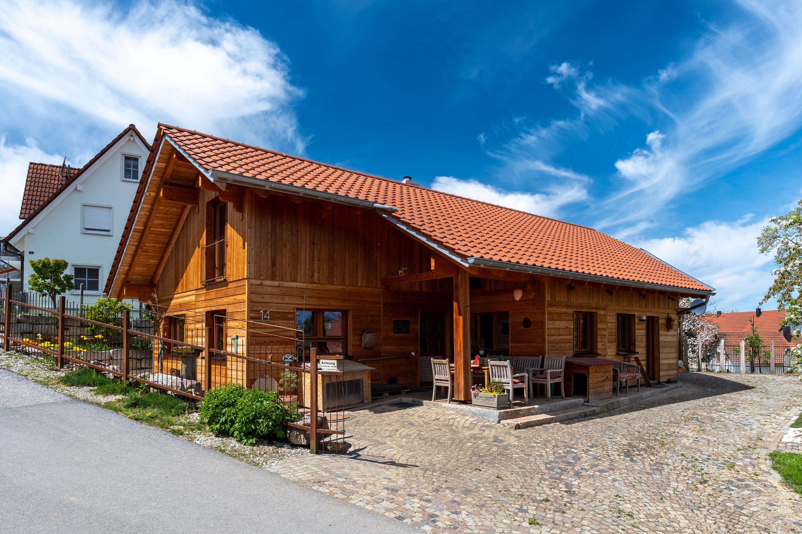 BV Wiesenberger – Einfamilienhaus aus Holz mit überdachter Terrasse BV Wiesenberger – Einfamilienhaus aus Holz mit überdachter Terrasse