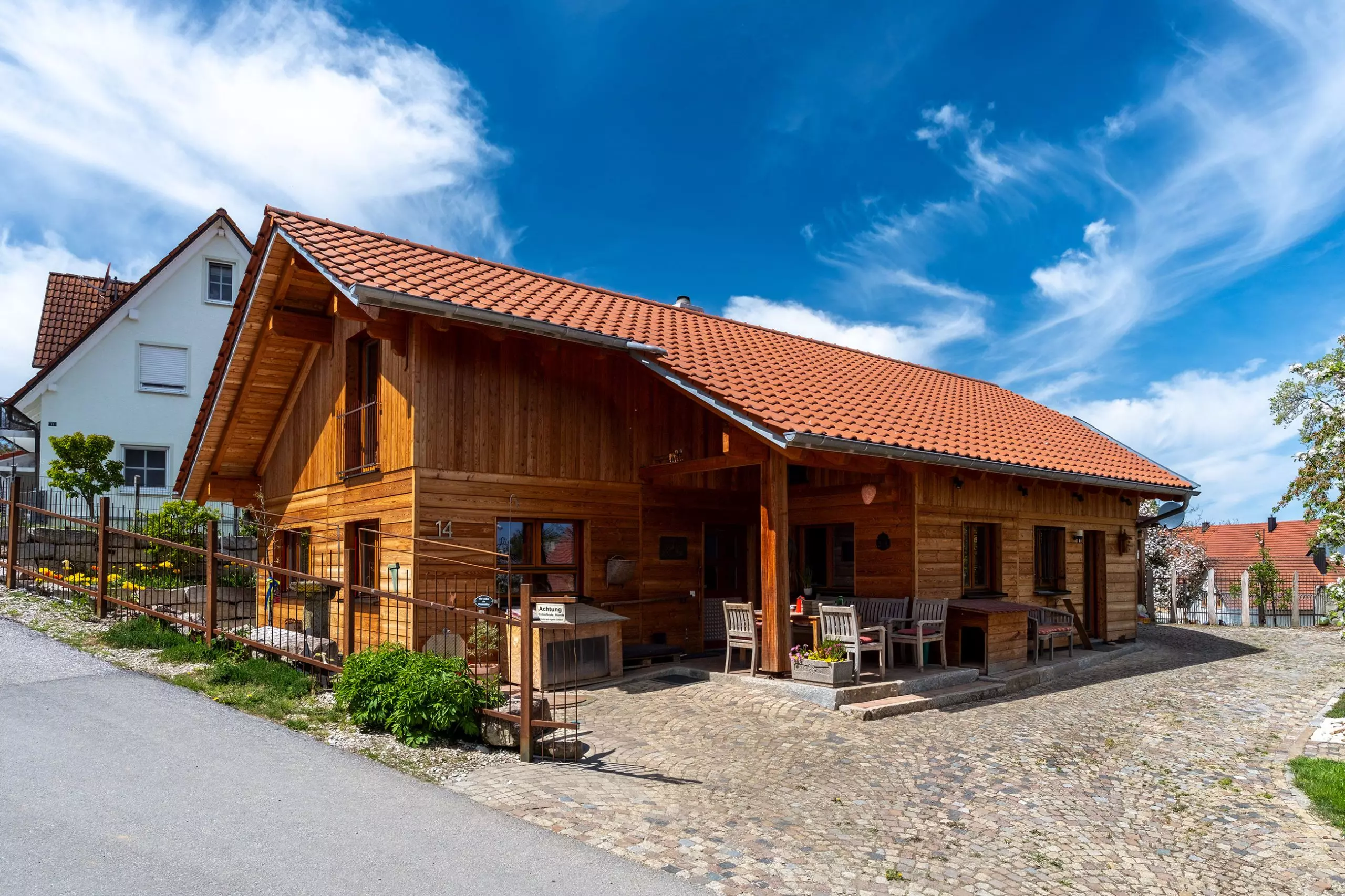 BV Wiesenberger – Einfamilienhaus aus Holz mit überdachter Terrasse