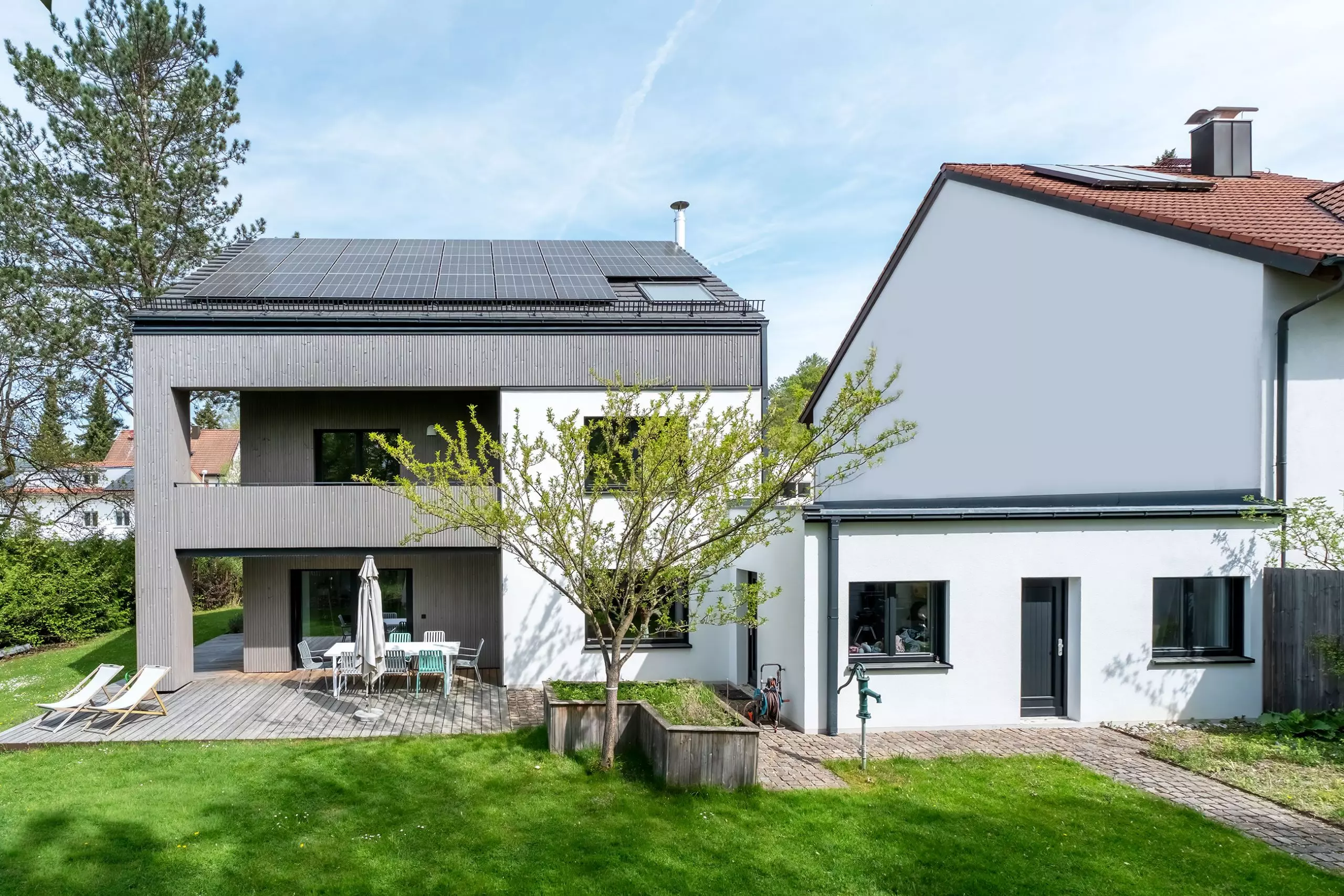 Designer-Holzhaus mit eleganter Holzfassade
