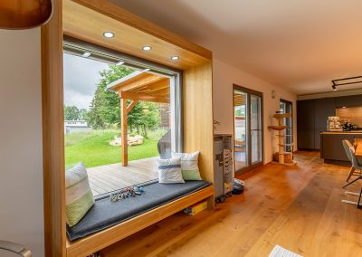 Holzhaus Innen Wohnzimmer mit breiter Fensternische