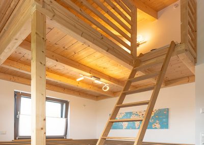 Holzhaus Innen Kinderzimmer mit Galeriebett