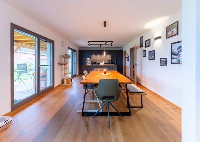 Holzhaus Innen Wohnen und Essen